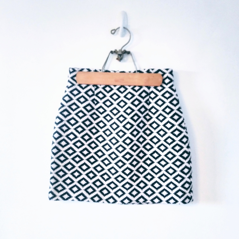 🌿Zara Black and White Diamond Mini Skirt